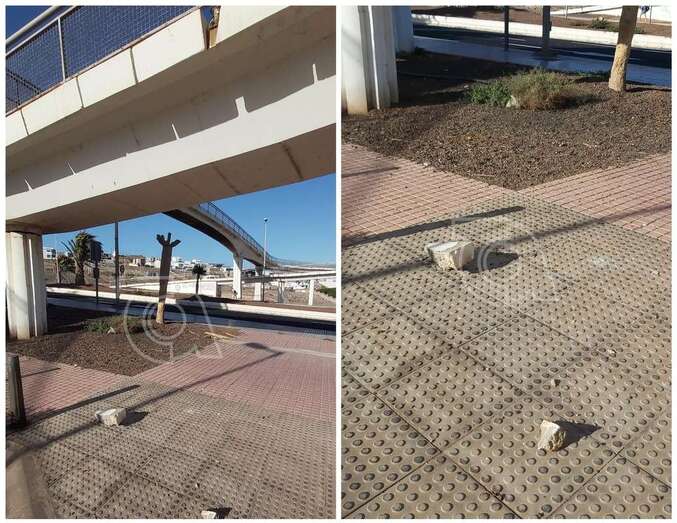 Trozos de la pasarela sobre la acera/TA.